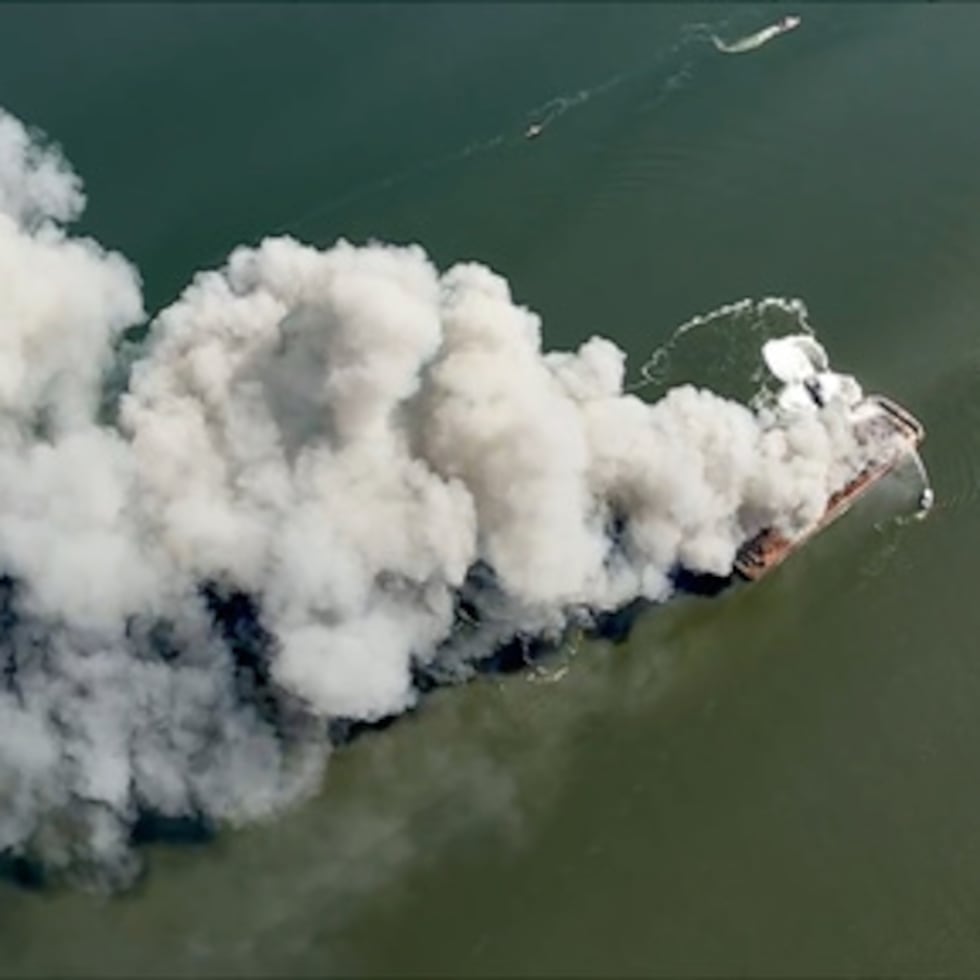El incendio en la barcaza en la Bahía de Delaware, cerca de New Castle.