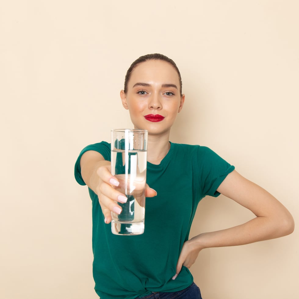 El agua mineral rica en magnesio es un buena fuente de este mineral que ejerce un efecto proyector del organismo.