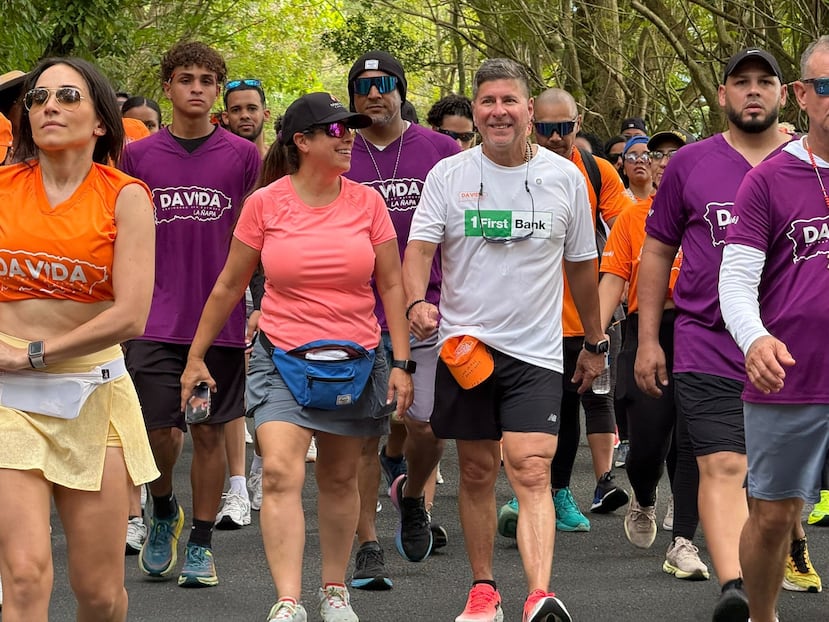 Le acompaña la masajista Brenda Ruiz, quien ha estado al pendiente de su cuidado.