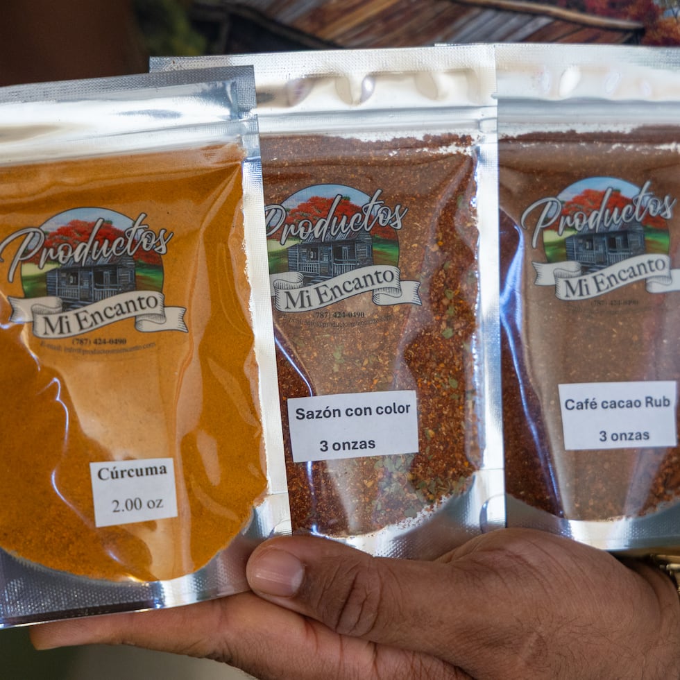 Su producción incluye: adobo, sazón con color, achiote fresco, ajo en polvo, anís estrellado, azafrán, café cacao, canela molida, clavos de olor, comino, jengibre, nuez moscada y polen de abeja.
