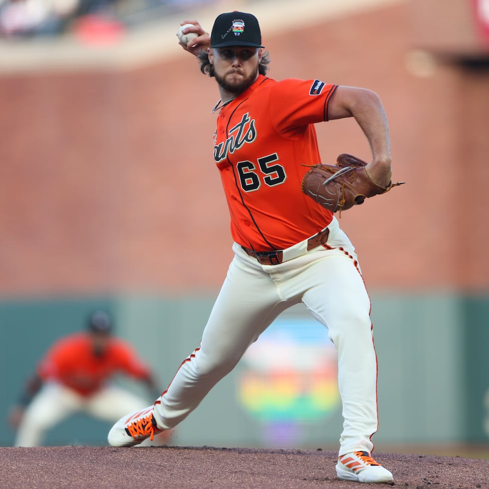 El lanzador Landen Roupp fue uno de los jugadores de los Giants de San Francisco que escribió un versículo en su gorra durante la Noche del Orgullo del equipo en las Mayores.
