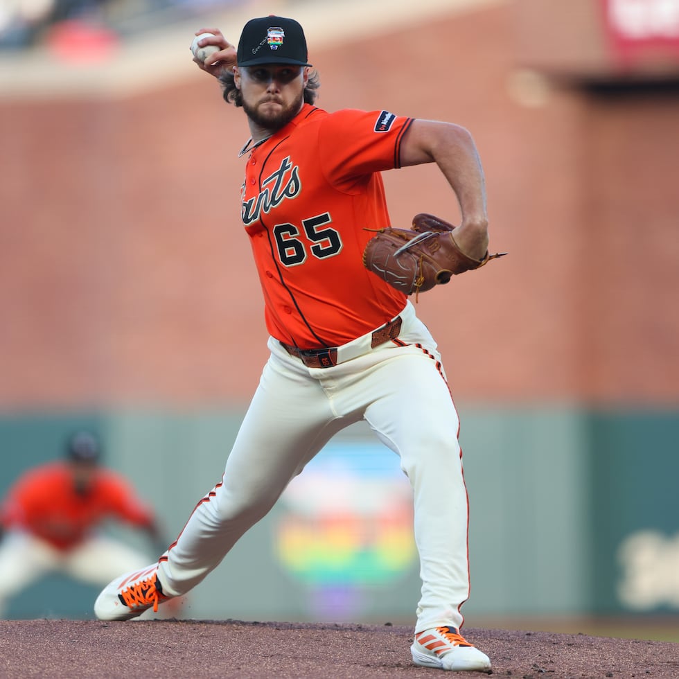 El pitcher de los Gigantes de San Francisco Landen Roupp lanza en la primera entrada ante los Cachorros de Chicago el viernes 12 de junio del 2026. (AP Foto/Scott Marshall)