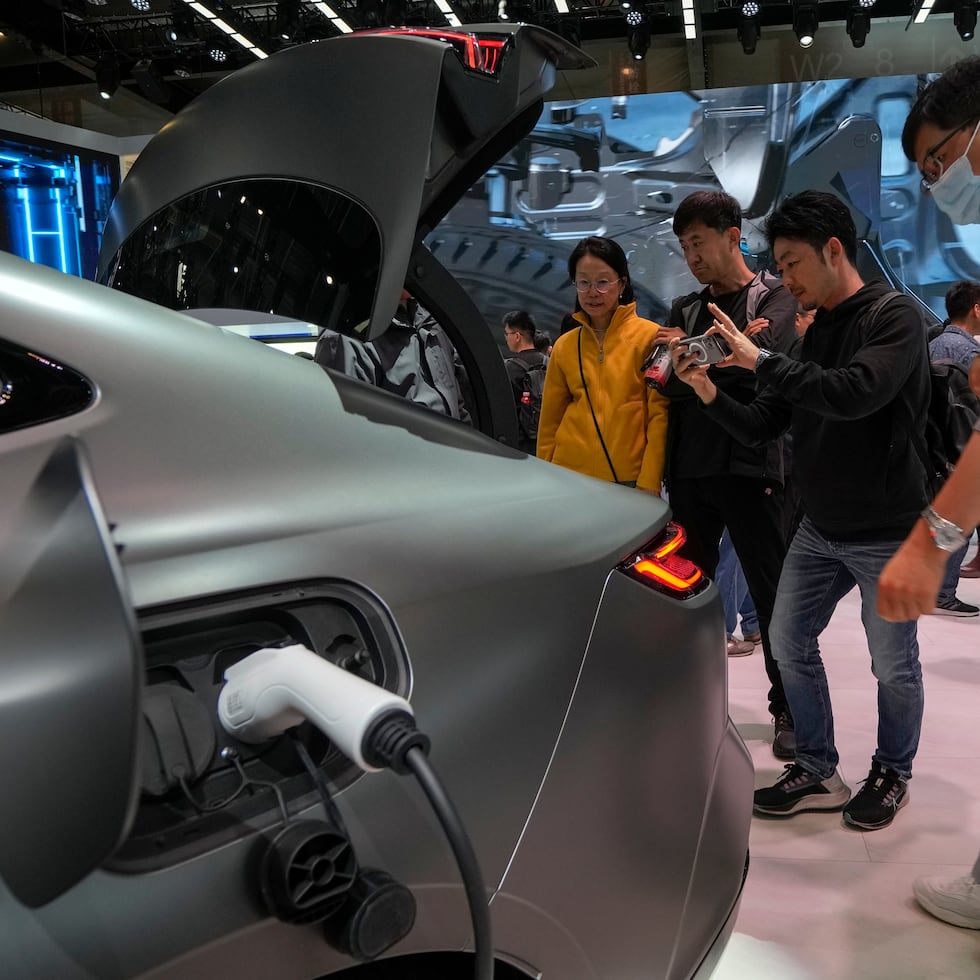 Un vehículo eléctrico Geely Galaxy E8 recibe carga en una feria automotriz.
