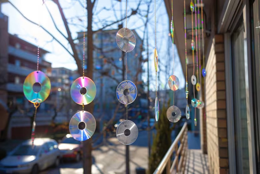En muchas ciudades es cada vez más común ver balcones adornados con discos compactos (CD) que cuelgan y giran con el vaivén del viento.
