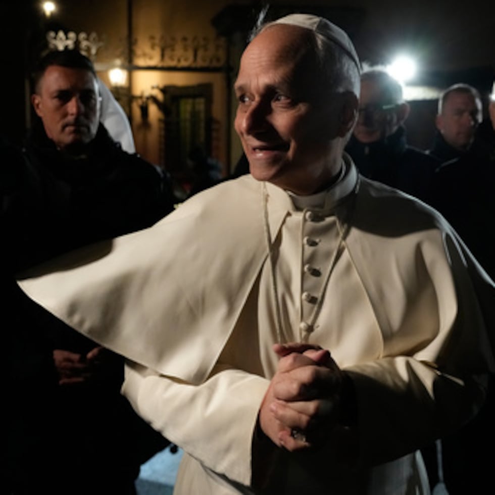 El papa León XIV habla con los periodistas mientras abandona su residencia en Castel Gandolfo, en las afueras de Roma.