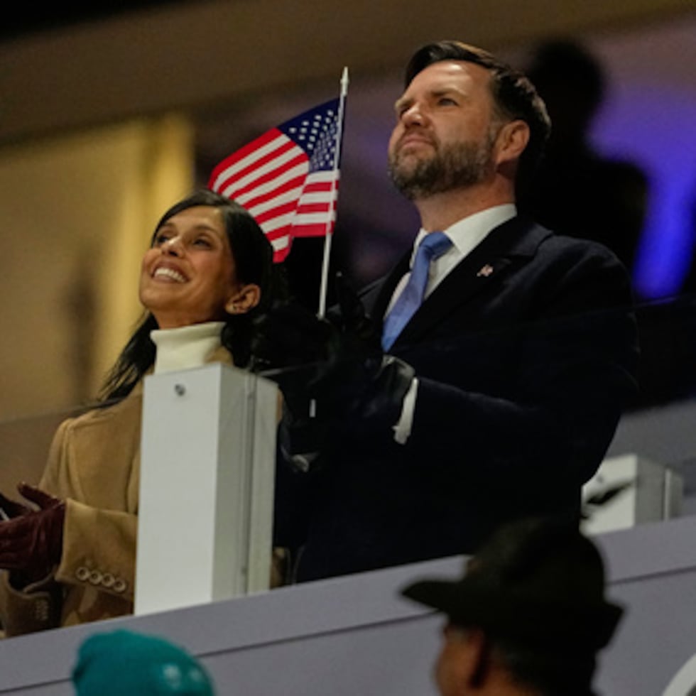 El vicepresidente JD Vance y su esposa, Usha Vance, animan al equipo estadounidense durante la ceremonia de inauguración de los Juegos Olímpicos de Invierno de 2026, en Milán, Italia.