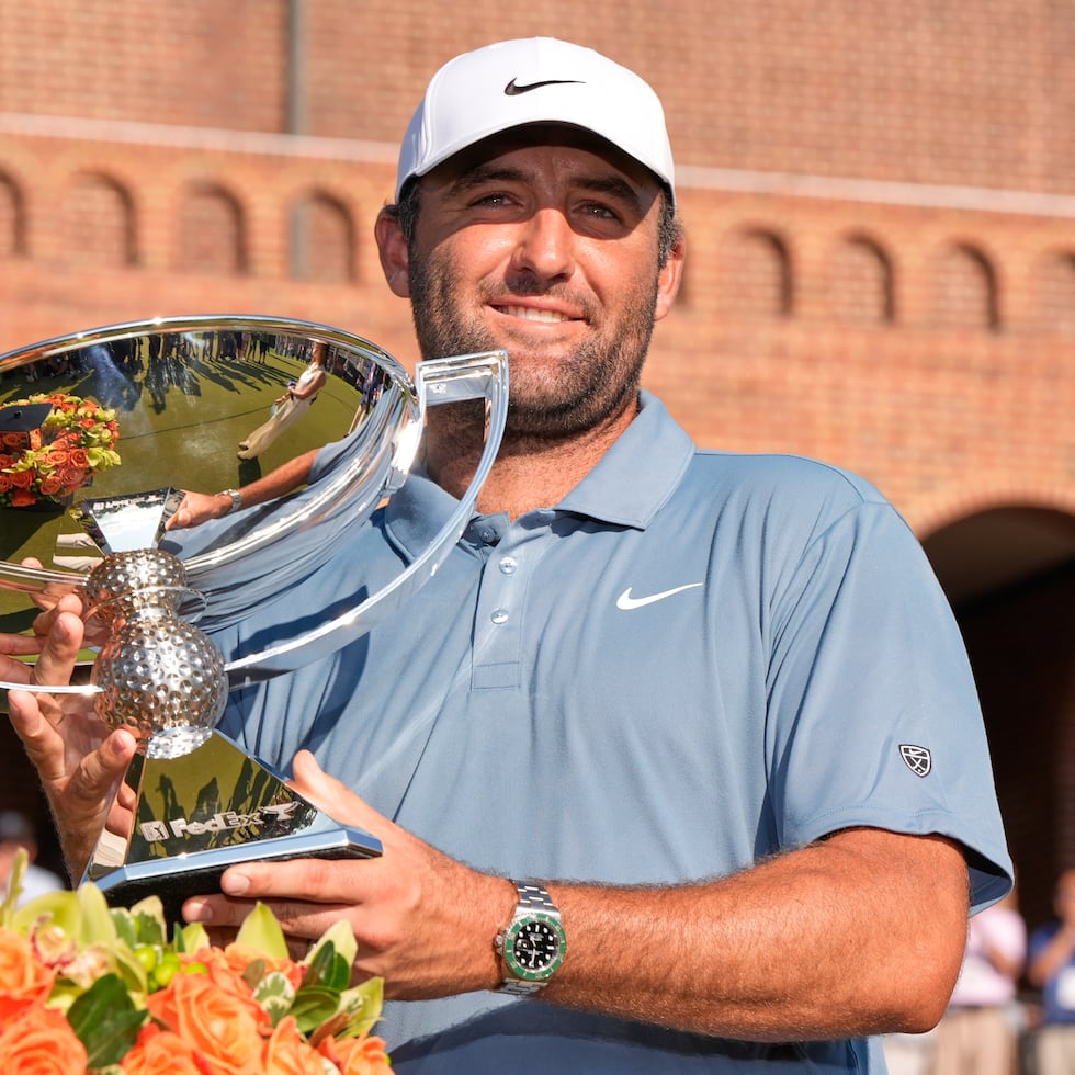 Scottie Scheffler sostiene el trofeo de ganador tras conquistar el Campeonato de la PGA.