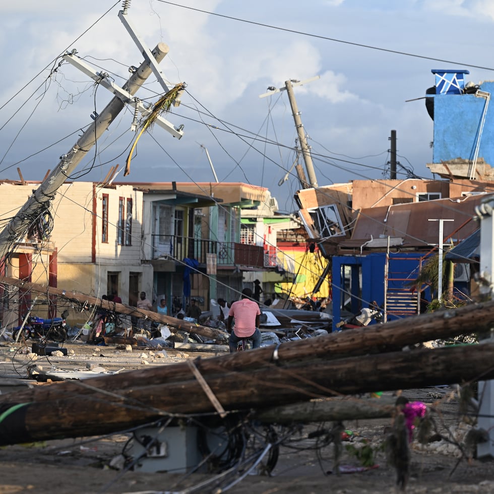 Aquí el gobierno todavía espera por FEMA (a nueve años de María), allá están a punto de cobrar la póliza de catástrofe (catastrophe bond) que las autoridades jamaiquinas (previniendo el futuro) ya habían adquirido del Banco Mundial, escribe Rafael Cox Alomar.