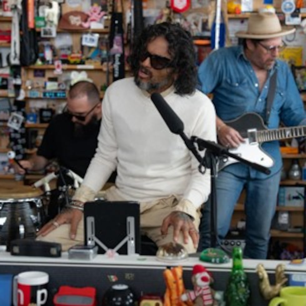 Draco Rosa en el Tiny Desk de NPR.