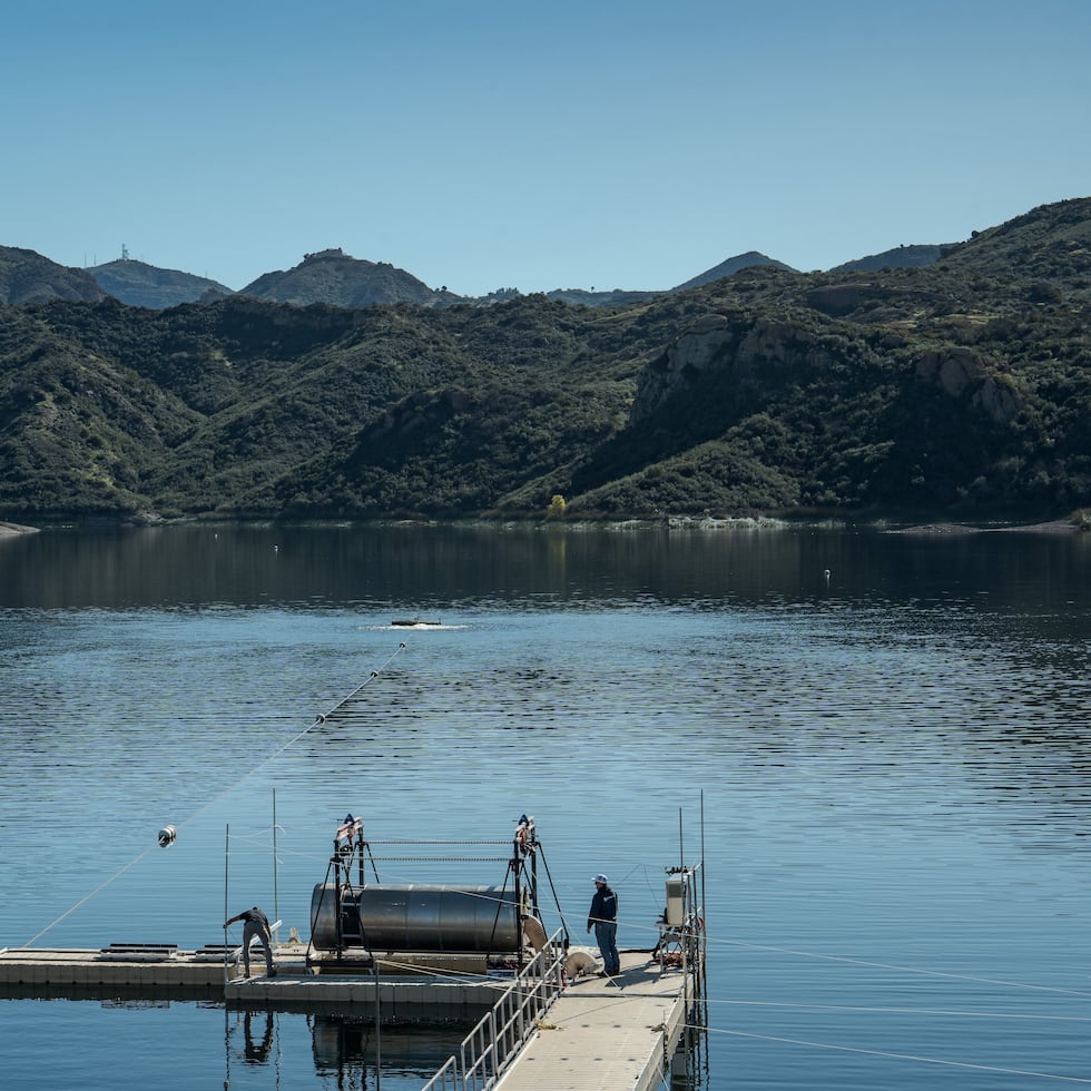 Un prototipo de vaina de ósmosis inversa de OceanWell en el muelle del embalse de Las Vírgenes en Westlake Village, California, el lunes 1 de diciembre de 2025, sitio de prueba de la tecnología de desalinización en aguas profundas.