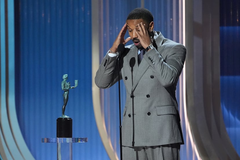 Michael B. Jordan acepta el premio a la mejor actuación de un actor masculino en un papel principal por "Sinners". (Foto AP/Chris Pizzello)