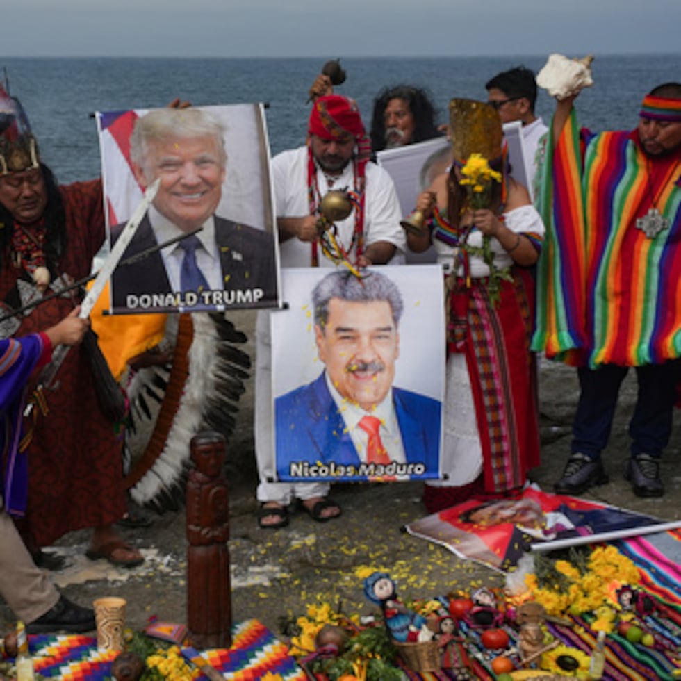 Chamanes sostienen fotos del presidente de Estados Unidos, Donald Trump, y del presidente de Venezuela, Nicolás Maduro, durante su ritual anual para predecir asuntos políticos y sociales para el nuevo año en Lima, Perú.