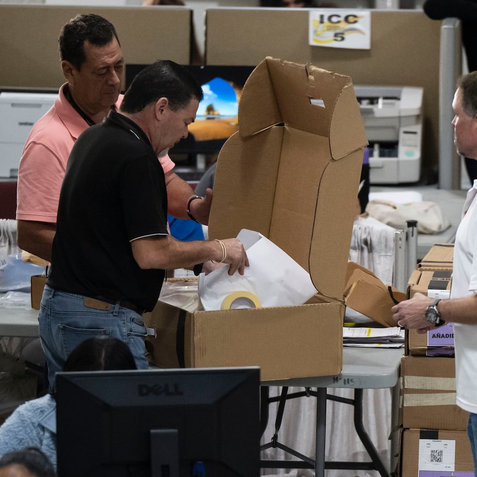 En 2024, también el 70% de las máquinas falló en el trámite de enviar los resultados directamente. Más de 138,000 votos llegaron por correo y se contabilizaron luego de la votación general, lo que cambió múltiples resultados, afirma Héctor Luis Acevedo.