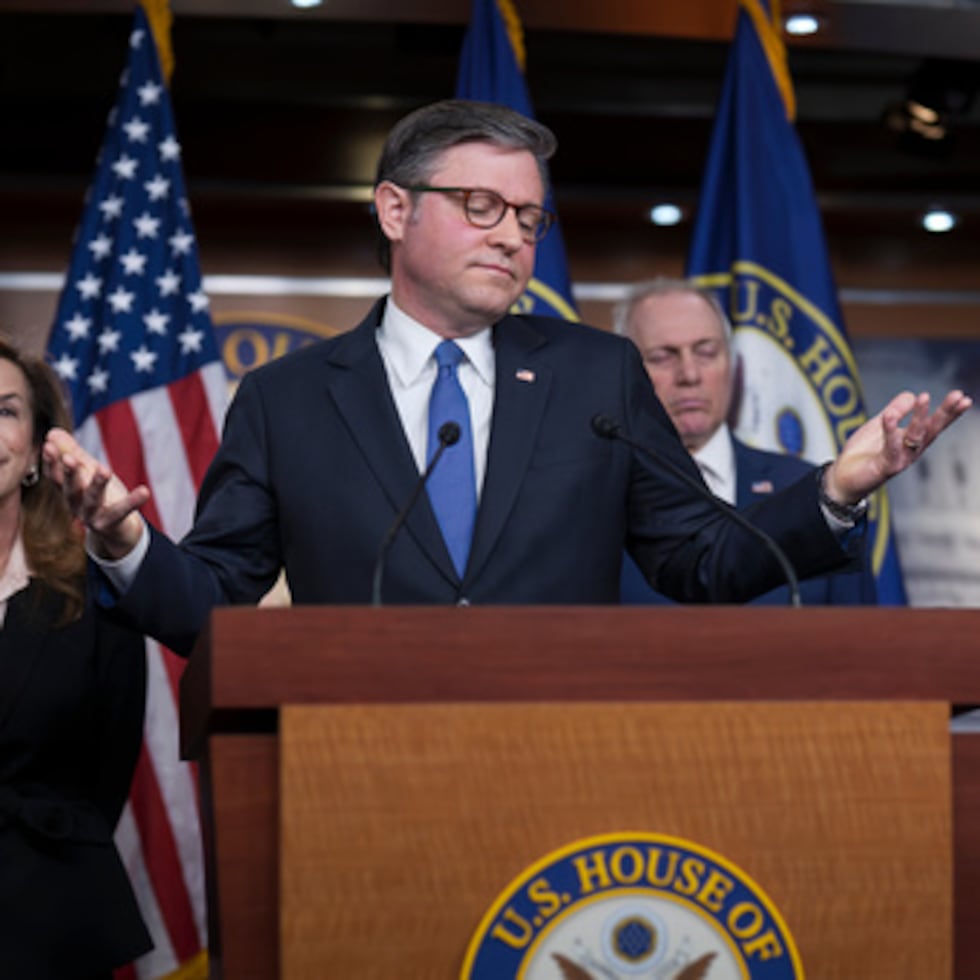 El presidente de la Cámara de Representantes, el republicano Mike Johnson, gesticula mientras él y los líderes del Partido Republicano hablan sobre la guerra contra Irán, durante una conferencia de prensa en el Capitolio en Washington.