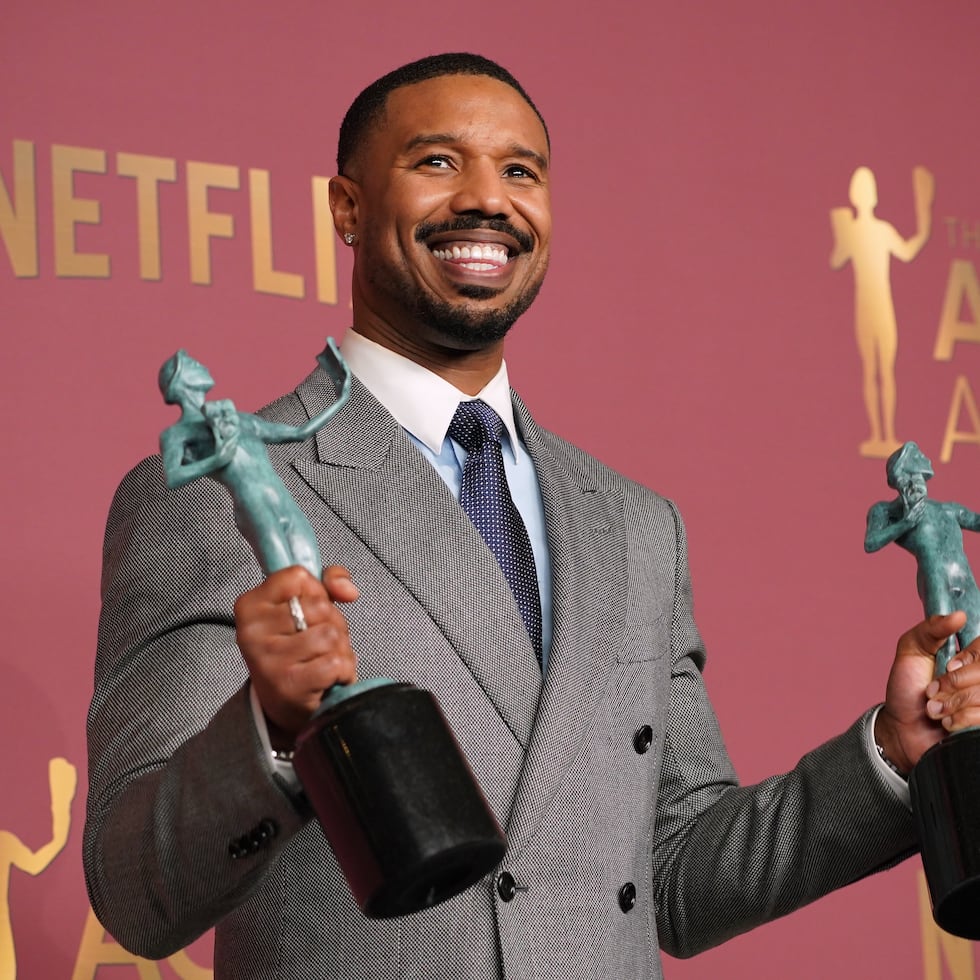 Michael B. Jordan posa con los premios a la Mejor interpretación masculina en un papel principal y a la Mejor interpretación de un elenco en una película por "Sinners".