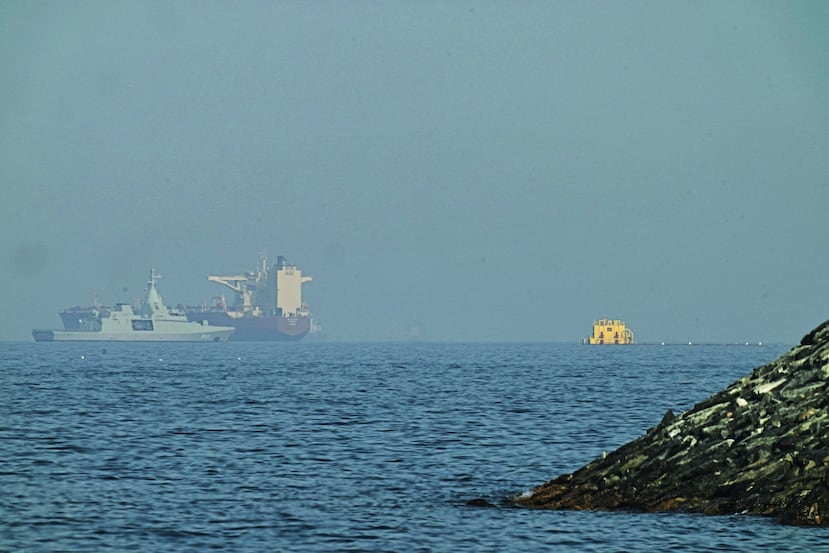 Una patrullera emiratí, a la izquierda, se encuentra cerca de un buque cisterna anclado en el Golfo de Omán, cerca del Estrecho de Ormuz, vista desde una carretera costera cerca de Khor Fakkan, Emiratos Árabes Unidos, el viernes 1 de mayo de 2026. (Foto AP/Fatima Shbair)
