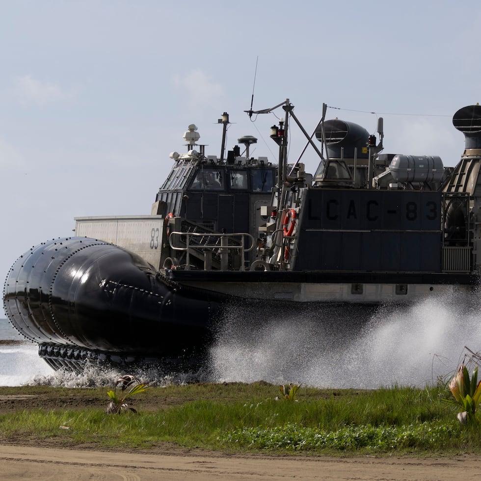 Según el economista Gustavo Vélez, la reanudación de prácticas militares en Puerto Rico y el resurgir industrial parece revivir la nostalgia de aquellos años en que la isla era la famosa vitrina de la democracia. En la foto, tomada el 25 de septiembre de 2025, la unidad 22nd MEU de la Infantería de Marina de Estados Unidos realizaba maniobras en el municipio de Arroyo.