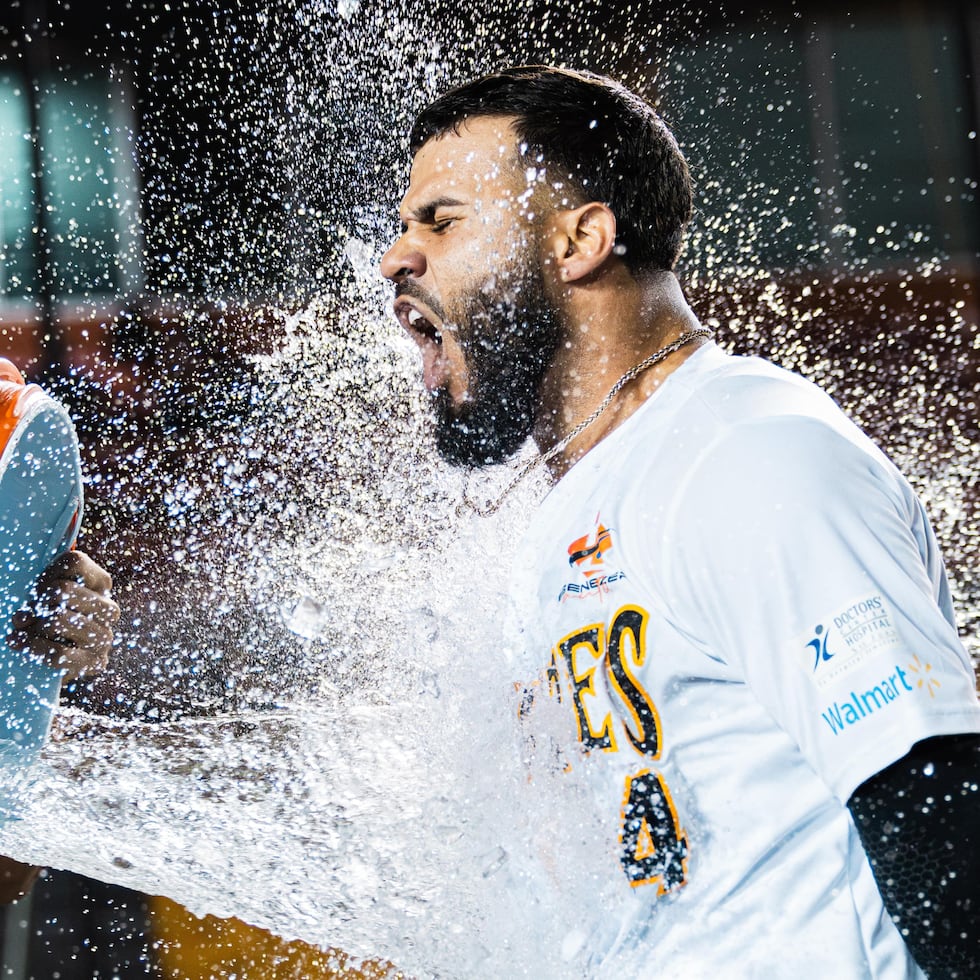 Gabriel Cancel recibe un baño de agua con hielo de parte de sus compañeros luego de conectar ej jonrón de la victoria de Carolina sobre San Juan.