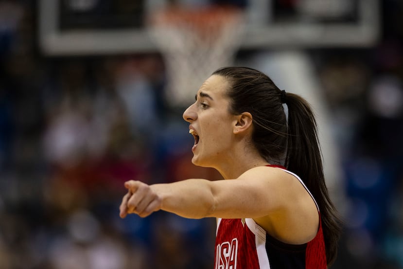 Caitlin Clark imparte instrucciones a sus compañeras de equipo.