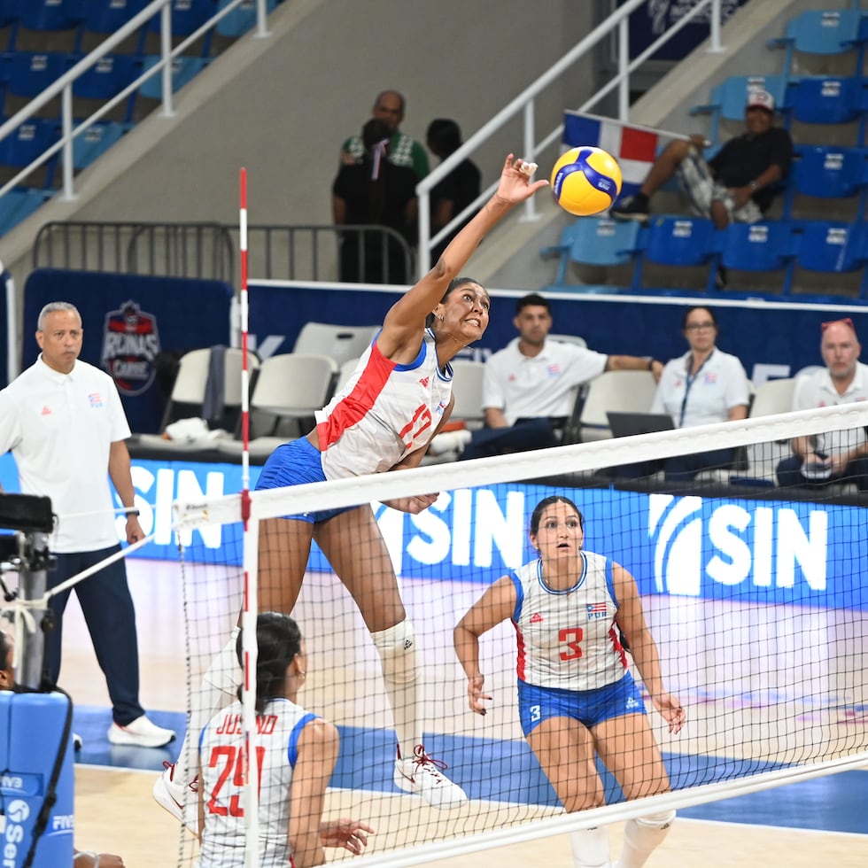 Decelise Champion se eleva por encima de la malla para rematar. Terminó con 11 puntos en el revés contra Cuba.