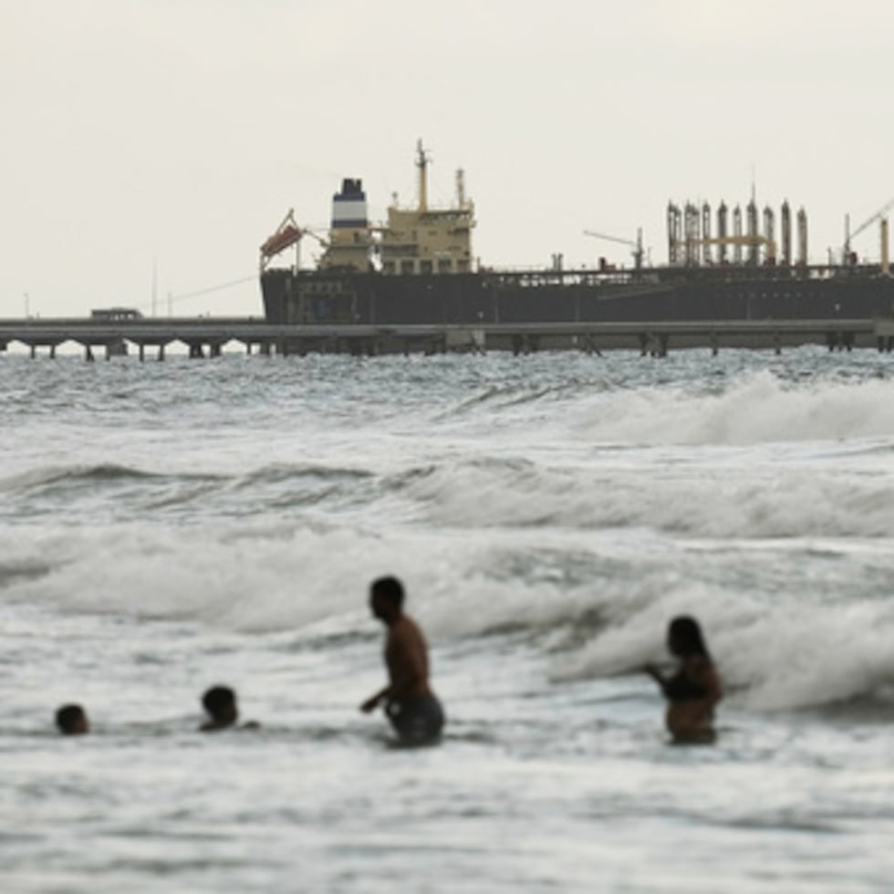 ARCHIVO - El buque petrolero Evana atraca en el puerto El Palito en Puerto Cabello, Venezuela, el 21 de diciembre de 2025. El Ejército estadounidense afirma que sus fuerzas abordaron otro petrolero en el mar Caribe. El Olina es el quinto buque petrolero incautado por fuerzas estadounidenses. (AP Foto/Matias Delacroix, Archivo)