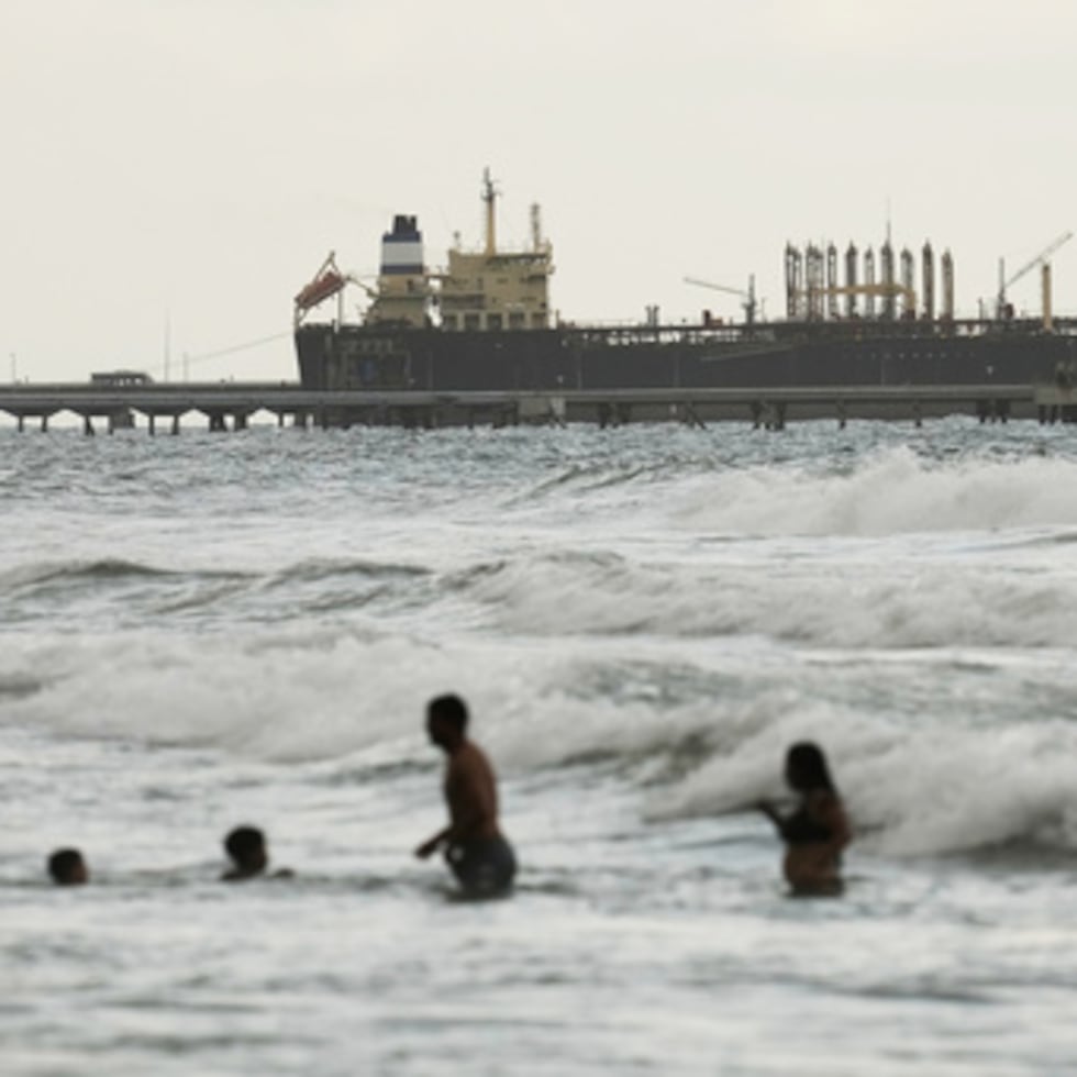 Registros del gobierno estadounidense muestran que el Olina fue sancionado por transportar petróleo ruso bajo su nombre anterior, Minerva M, y estaba registrado en Panamá.