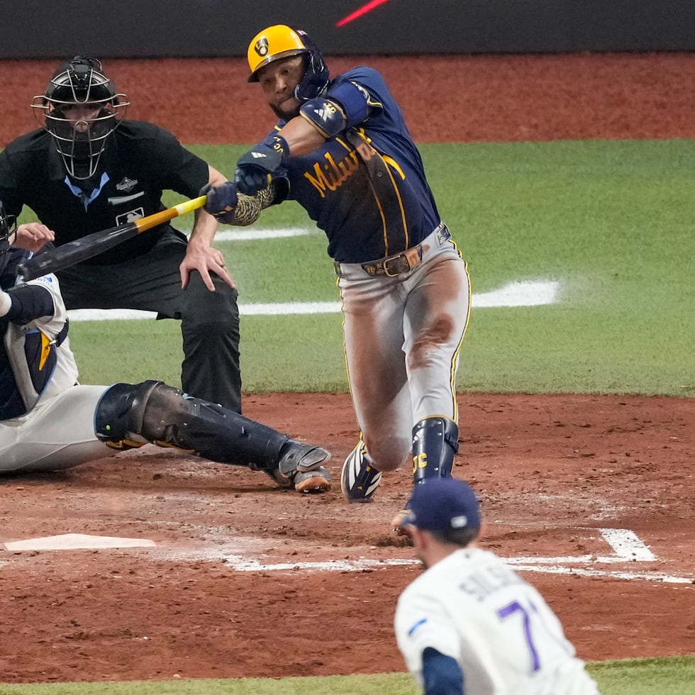 Jackson Chourio pega un doble impulsador en la quinta entrada contra los Rays.