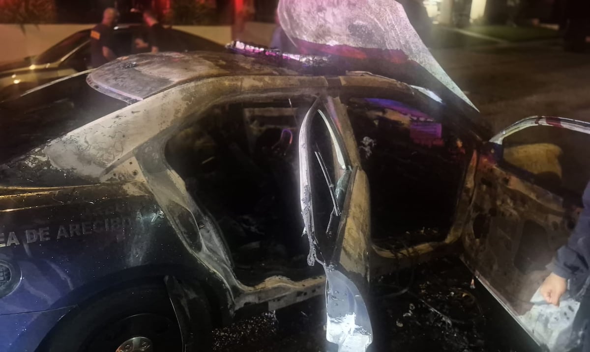 Patrulla de la Policía se incendia en Arecibo mientras agentes expedían un boleto