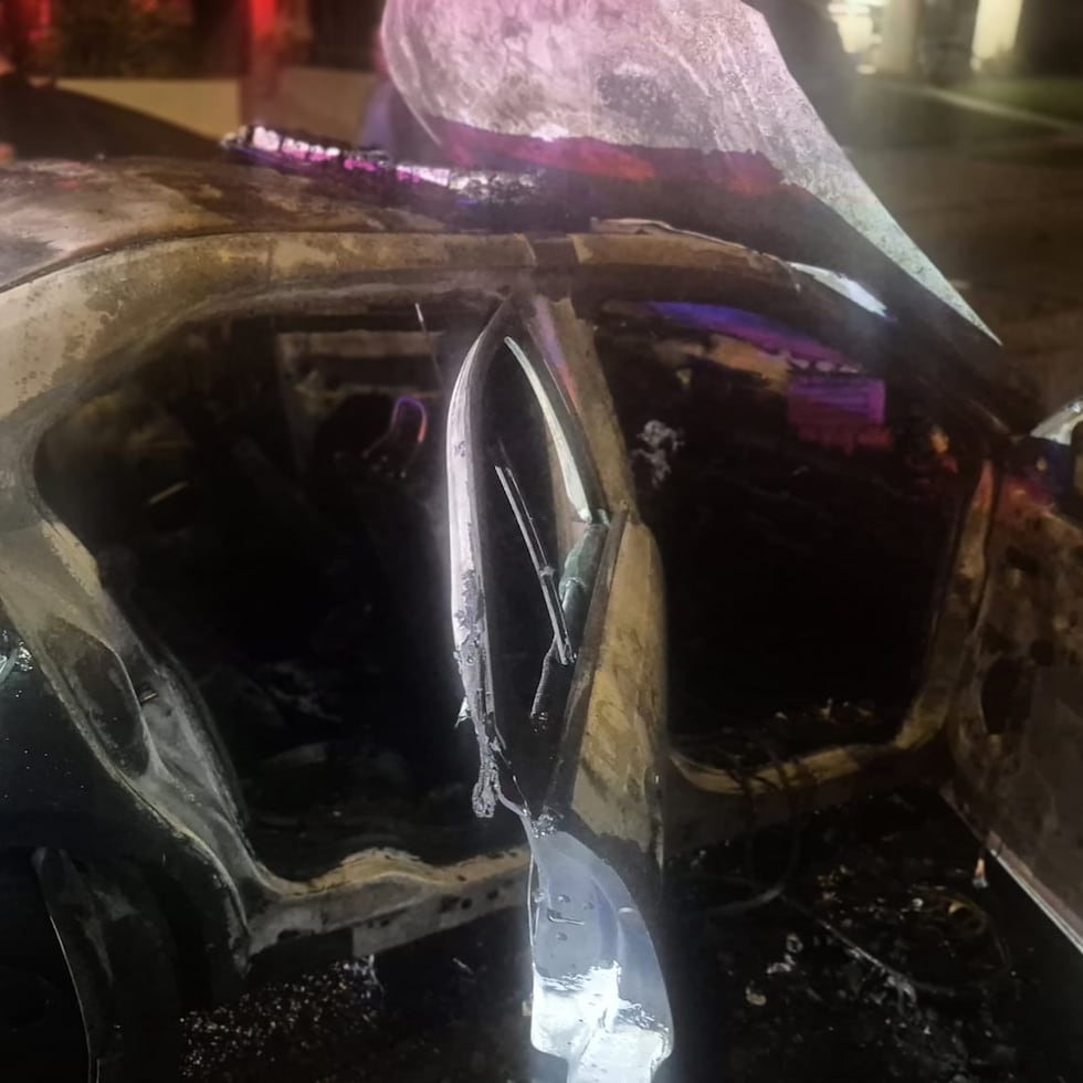 El incendio también alcanzó un Volkswagen Jetta gris de 2020 que permanecía estacionado cerca del vehículo oficial.