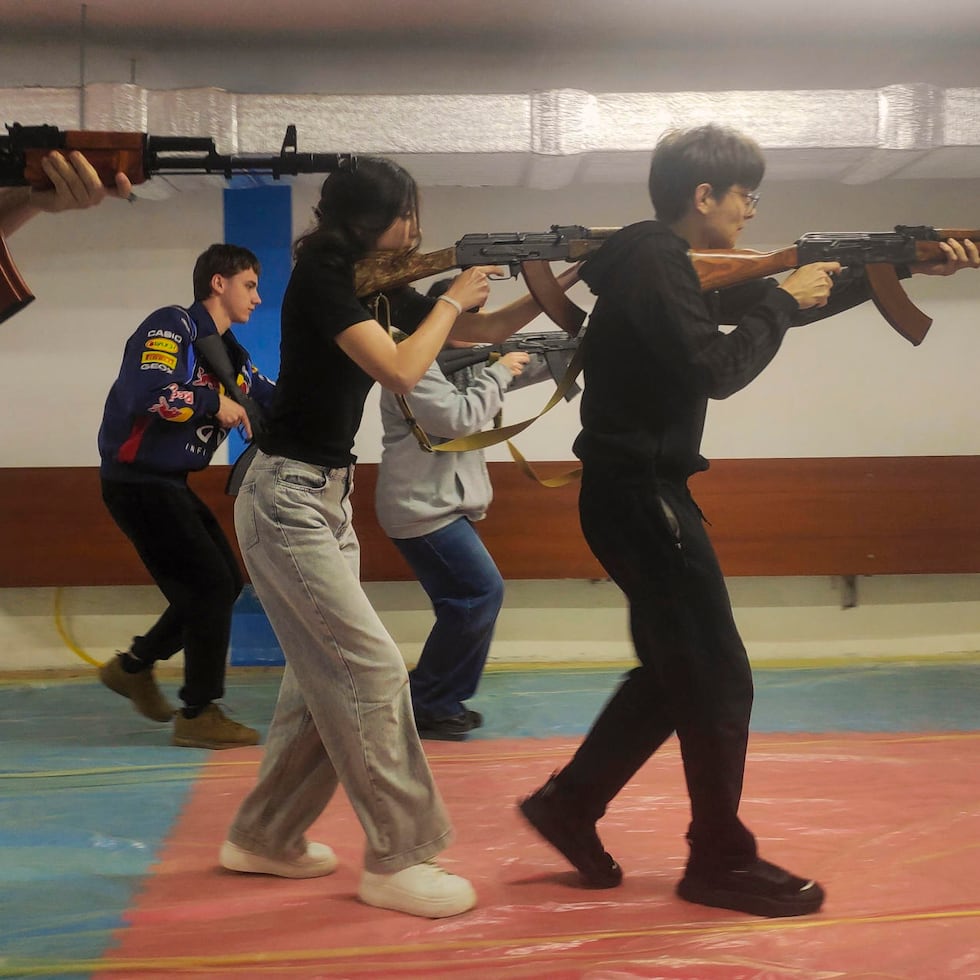 A medida que la invasión rusa se acerca a su 52º mes, las escuelas secundarias ucranianas están pasando de las clases teóricas a la preparación militar práctica, con instructores con experiencia en combate que enseñan a los adolescentes habilidades básicas de combate y supervivencia.