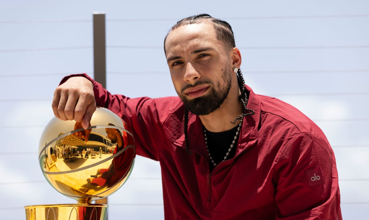 José Alvarado lleva el trofeo Larry O'Brien a Puerto Rico tras conquistar el campeonato de la NBA