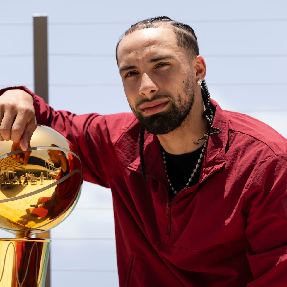 José Alvarado posa para el lente de El Nuevo Día con el trofeo Larry O'Brien.