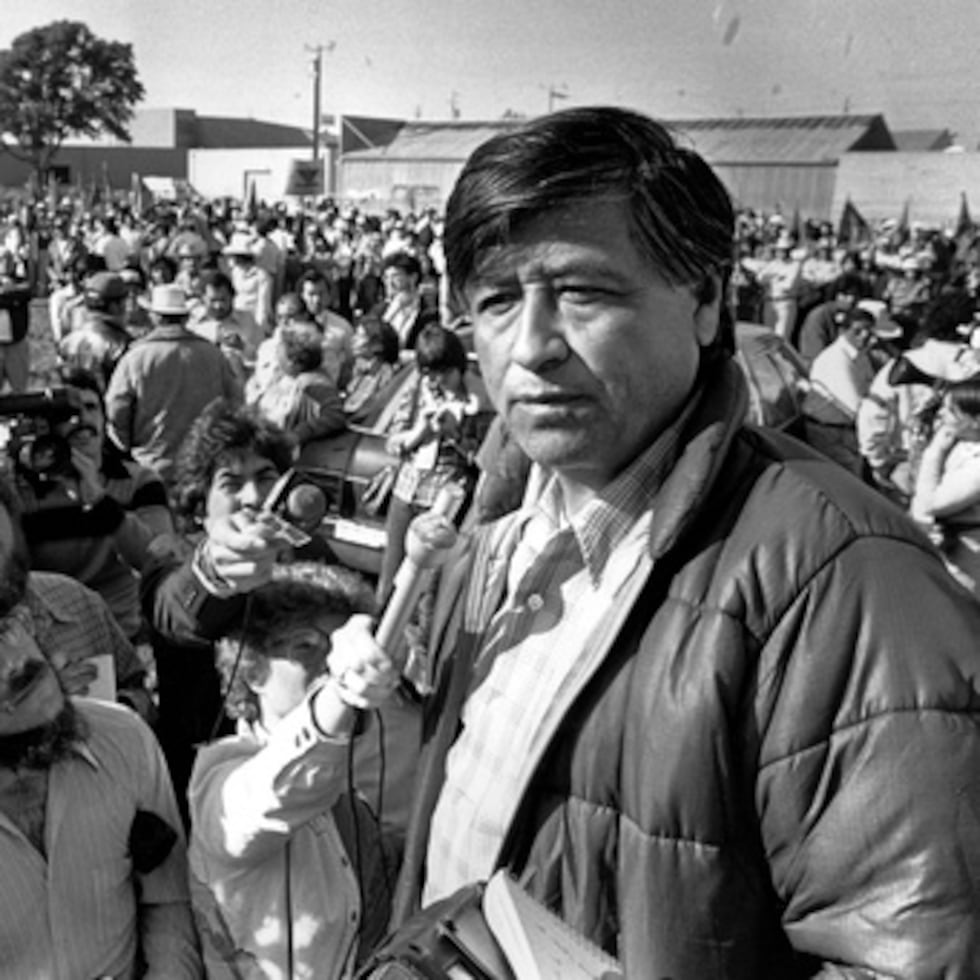 El presidente de la Unión de Campesinos, César Chávez, habla a los campesinos en huelga del Valle de Salinas durante una gran manifestación en Salinas, California, el 7 de marzo de 1979. (AP Photo/Paul Sakuma, Archivo)