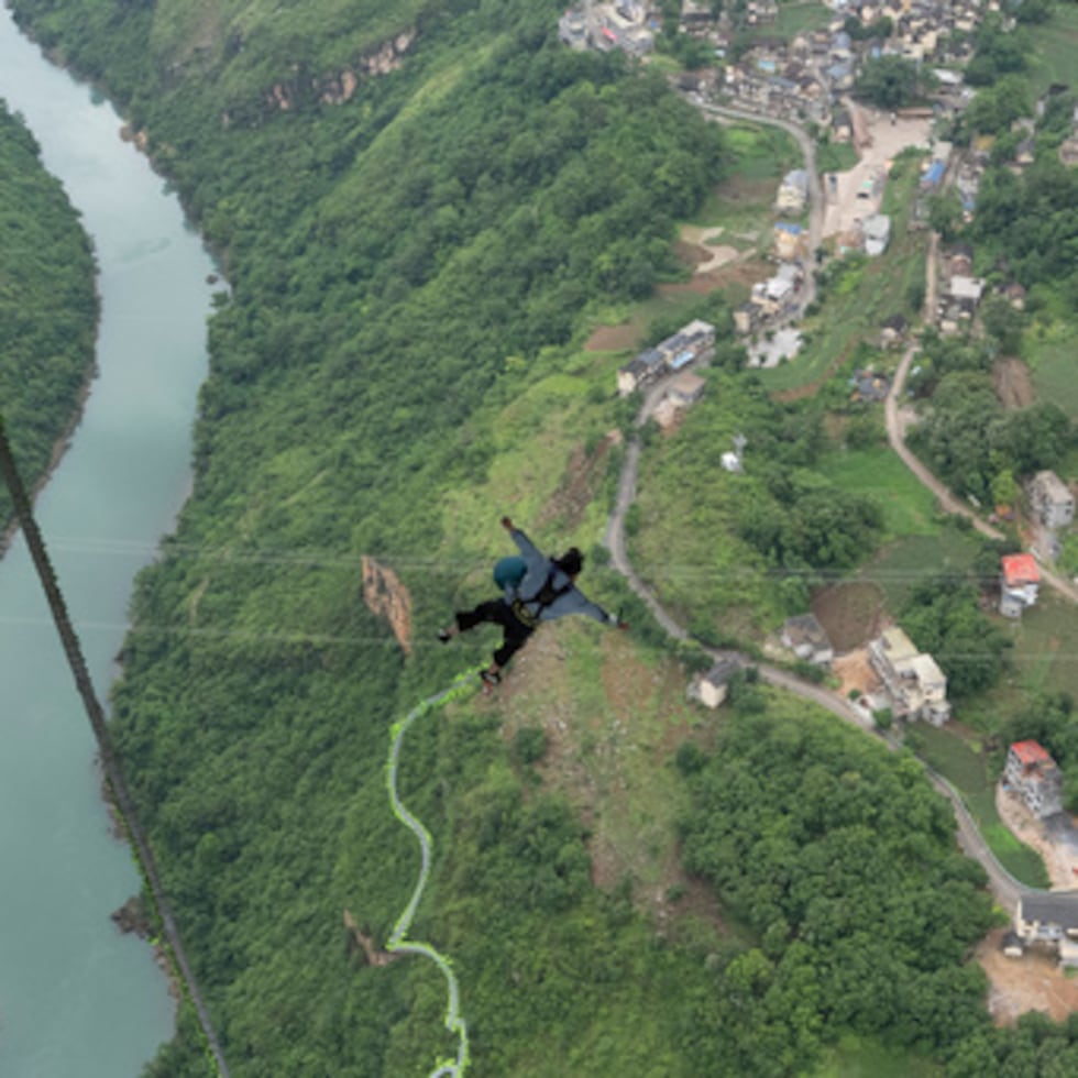 Un turista salta en puenting.