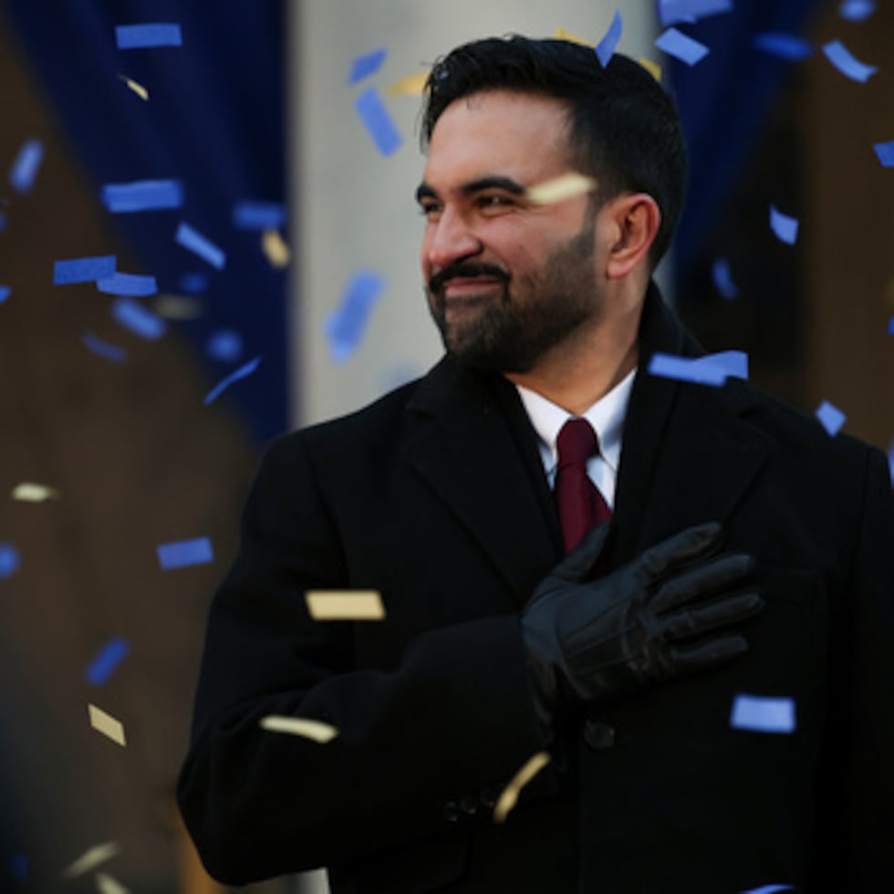 Los neoyorquinos se congregaron en el frío glacial para una fiesta de investidura al sur del Ayuntamiento en una zona de Broadway conocida como el “Cañón de los Héroes”.