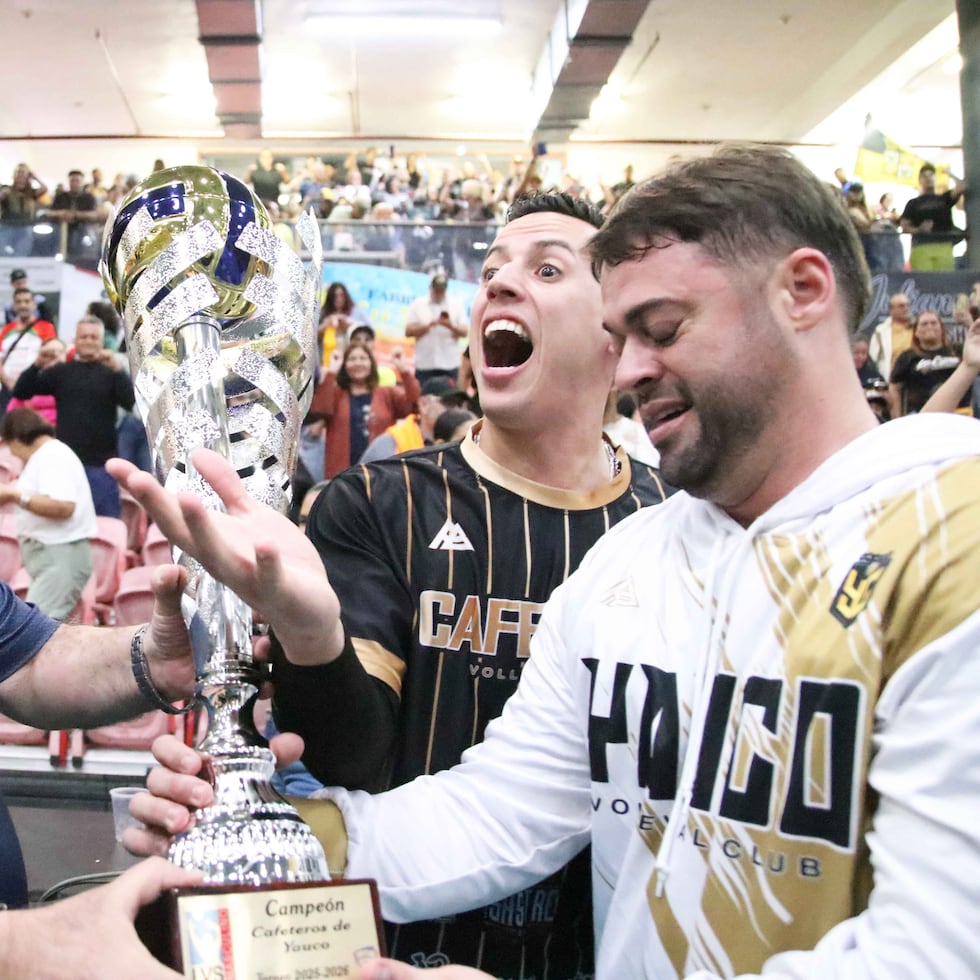 El dirigente de los Cafeteros de Yauco Abel Franceschi recibe el trofeo de campeonato de la LVSM del presidente federativo César Trabanco.