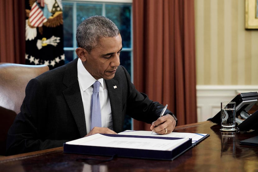 El expresidente Barack Obama firma la ley Promesa el 30 de junio de 2016. (Agencia EFE)