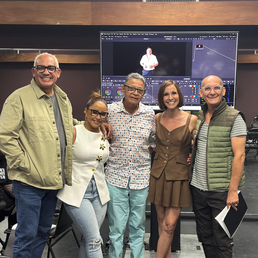 Ensayo del espectáculo de Luis Raúl titulado “Estoy Vivo K-bron@s”. En la foto, Herbert Cruz, Giselle Ortiz, Silverio Pérez, Tita Guerrero y Gil René Rodríguez.