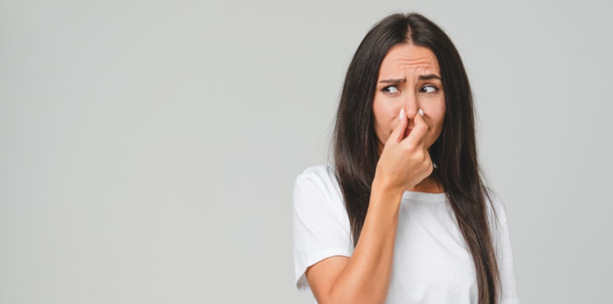 Factores estructurales como la acumulación de humedad, residuos orgánicos en desagües o una ventilación deficiente, pueden crear olores desagradables en los baños.