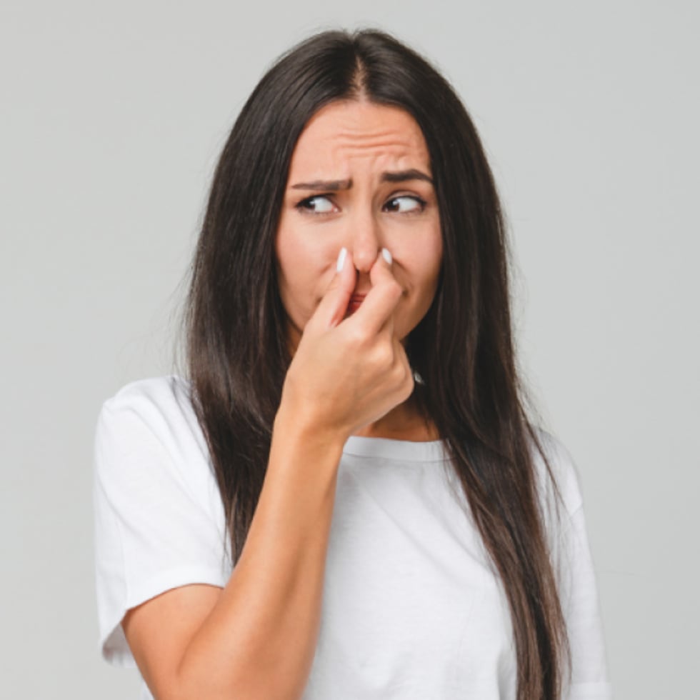 Factores estructurales como la acumulación de humedad, residuos orgánicos en desagües o una ventilación deficiente, pueden crear olores desagradables en los baños.