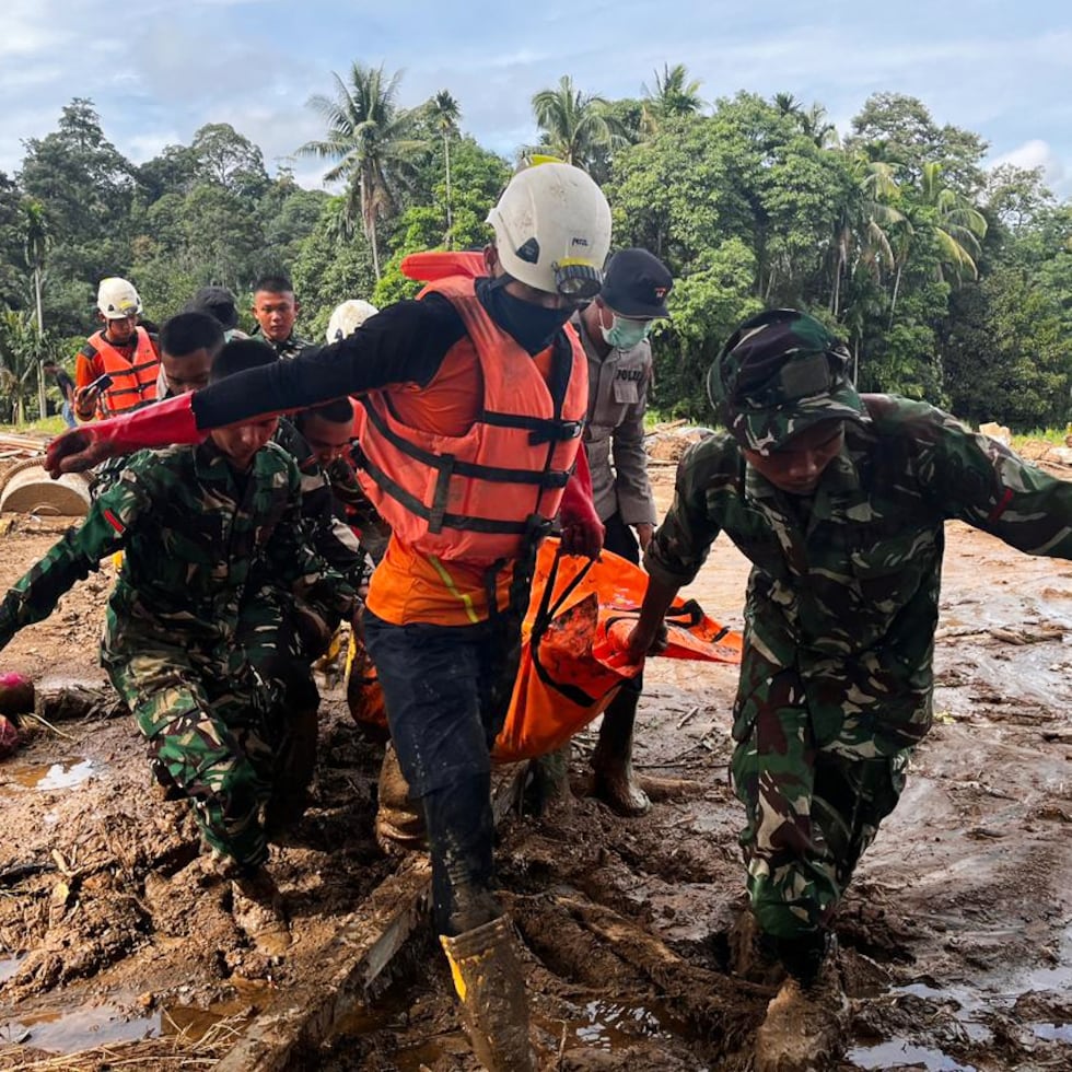 Los equipos de emergencia se apresuraban a llegar a los sobrevivientes y recuperar más cuerpos el martes después de que el número de muertos por las catastróficas inundaciones y deslizamientos de tierra de la semana pasada superara los 1,300 en Indonesia, Sri Lanka y Tailandia.