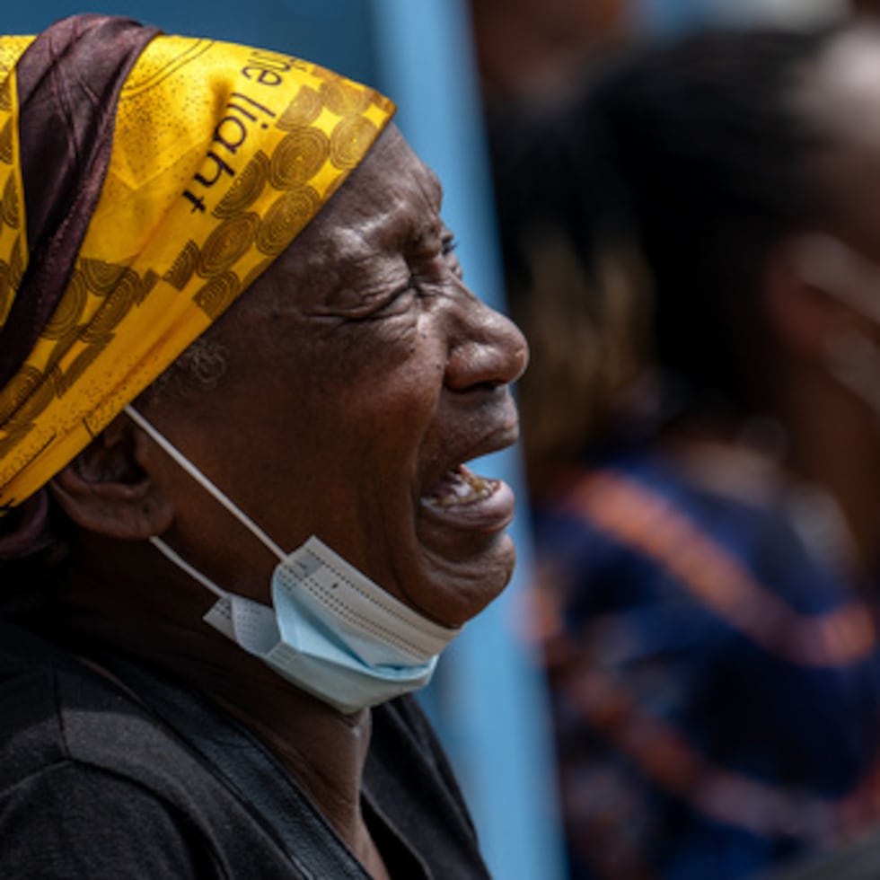 Una mujer llora a su hijo, que murió de ébola, en el Hospital General de Bunia, Congo, el jueves 21 de mayo de 2026.