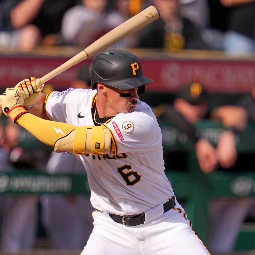 Konnor Griffin se alista para conectar su primer imparable en las Grandes Ligas, un doble al lanzador Kyle Bradish, el pasado viernes.