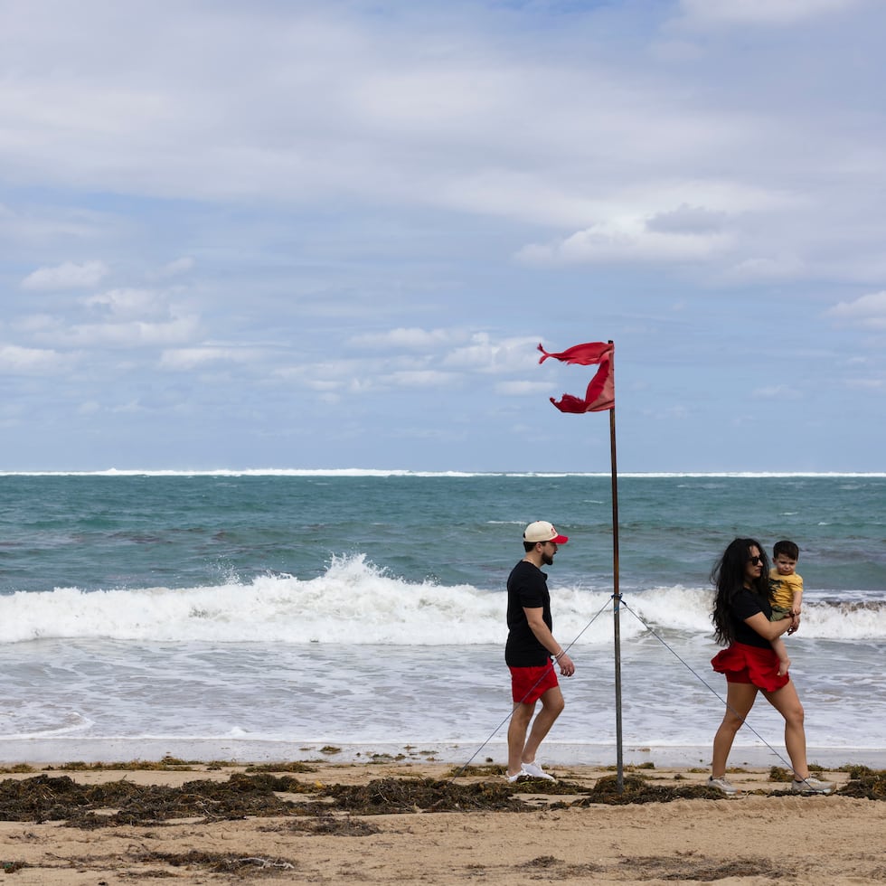 Se les exhorta a residentes y visitantes a mantenerse atentos a los boletines oficiales antes de visitar cuerpos de agua.