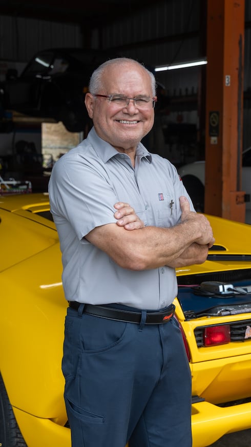 Oscar Vélez Candelario es propietario de Oscar Vélez Servicio Euromecánico, una empresa especializada en automóviles de competencia desde 1977.