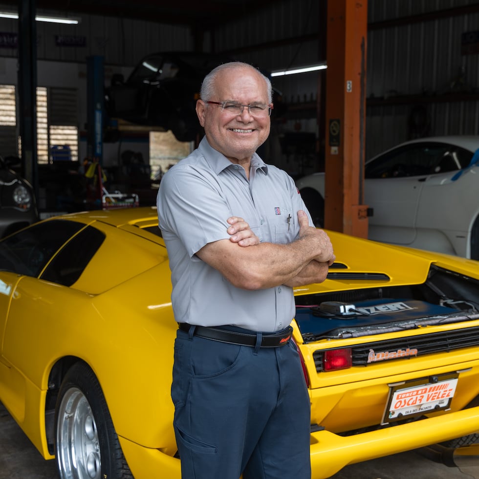 Oscar Vélez Candelario es propietario de Oscar Vélez Servicio Euromecánico, una empresa especializada en automóviles de competencia desde 1977.