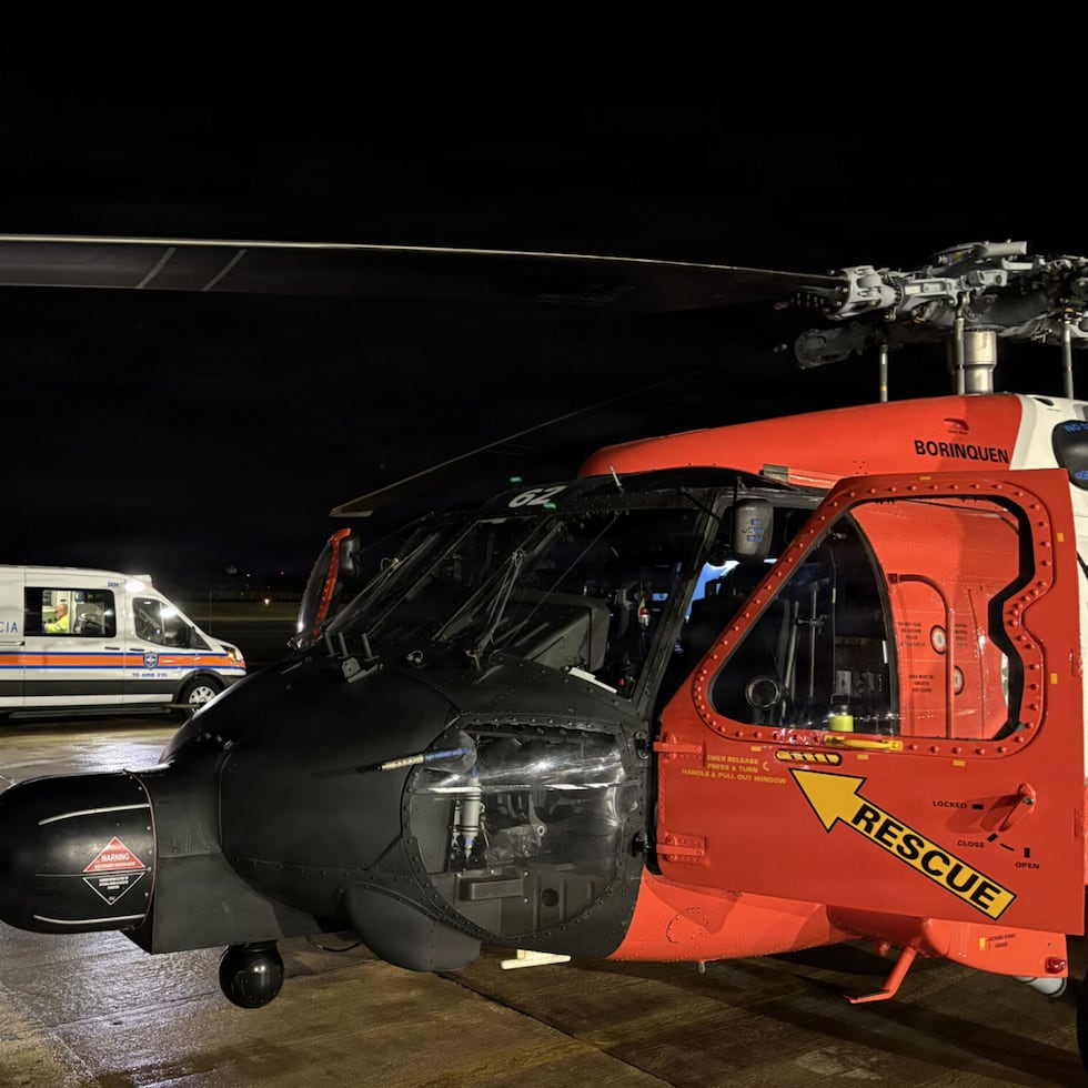 La Guardia Costera despachó un helicóptero MH-60T Jayhawk para llevar a cabo el rescate.