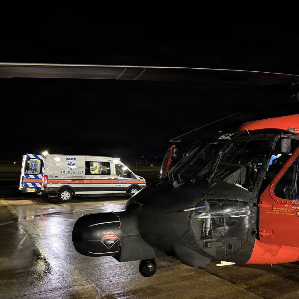 El surfista fue rescatado en un helicóptero MH-60 Jayhawk de la Guardia Costera, que informó que el sexagenario estaba en condición estable y recibiendo atención médica en un hospital.