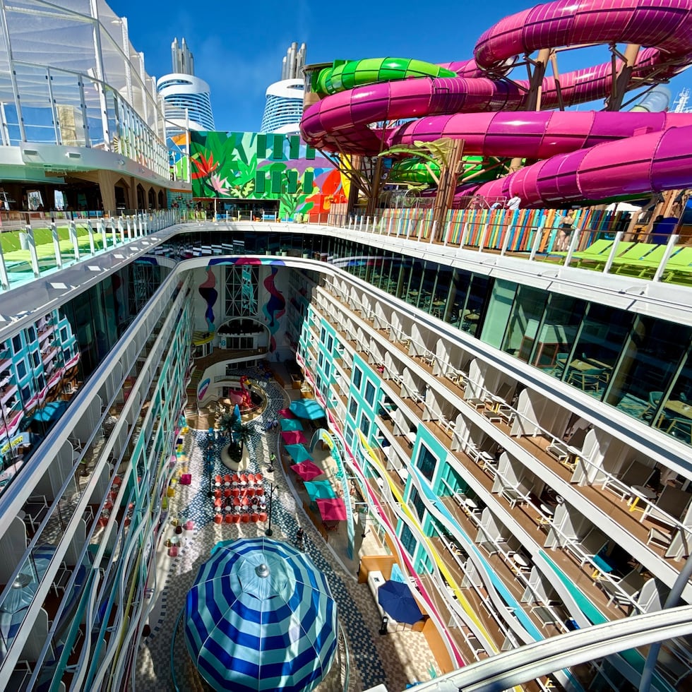 Vista parcial del área Surfside y del Thrill Island en el Star of the Seas de Royal Caribbean.