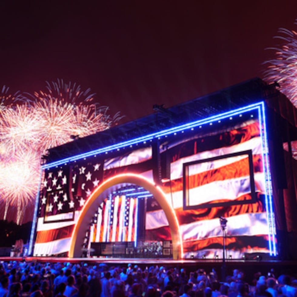 Los fuegos artificiales estallan durante el evento "Homenaje a Estados Unidos", una celebración del Día de la Independencia en honor al aniversario número 250 de la nación, en el National Mall de Washington D. C.